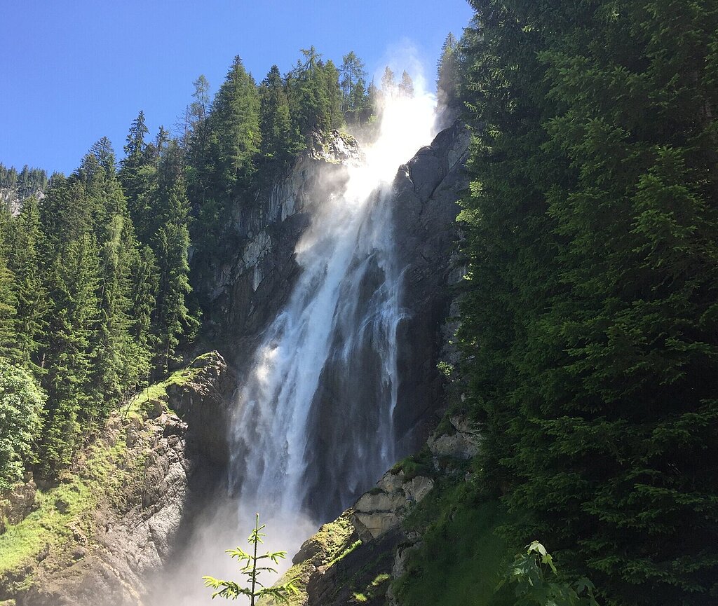 Mit seinen mehr als 100 m Fallhöhe zählt der Iffigfall zu den schönsten Wasserfällen im Berner Oberland.