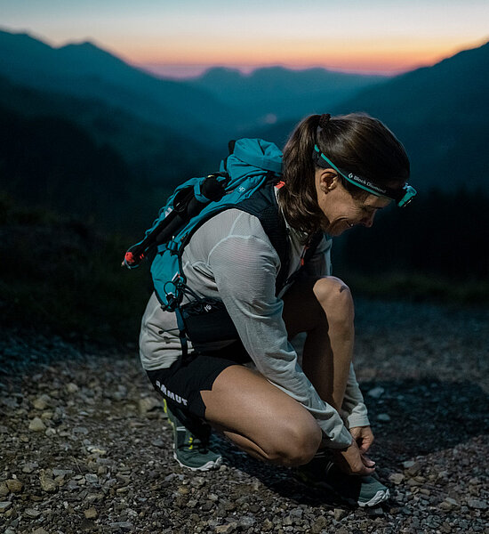 Fortuna Trail Tschenten Adelboden Frau bindet sich die Schuhe zu