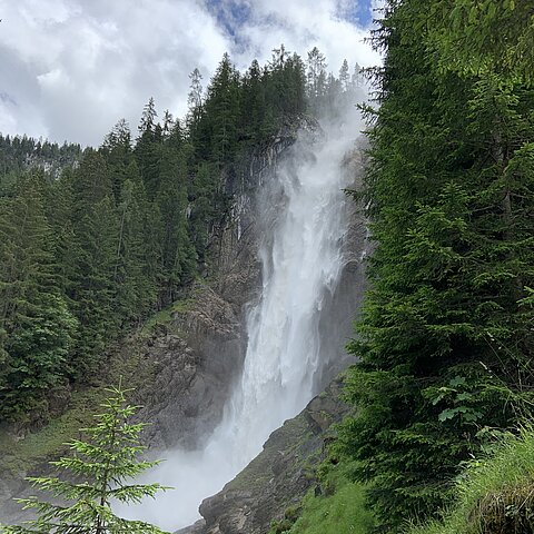Mit seinen mehr als 100 m Fallhöhe zählt der Iffigfall zu den schönsten Wasserfällen im Berner Oberland.