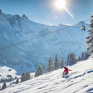 Snowboarder und Sessellift 