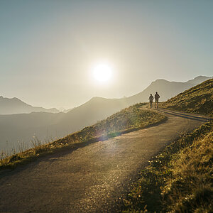Zwei Trailrunner bei Sonnenuntergang