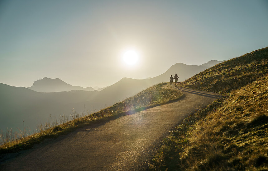 Zwei Trailrunner bei Sonnenuntergang