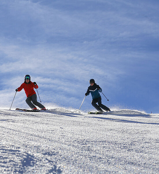 Zwei Skifahrer auf der Snowfarming Piste
