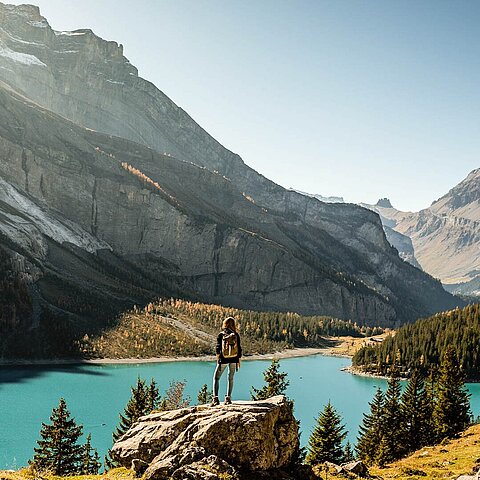 Wanderer mit Aussicht zum Oeschinensee