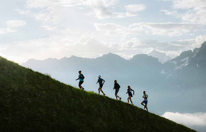 Fünf Trailrunner auf dem Weg zur Tschentenalp