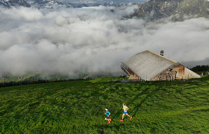 Fortuna Trail Tschenten Adelboden Zwei Trailrunner auf dem Fortuna-Trail