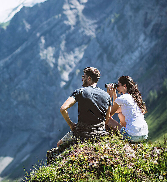 Zwei Wanderer geniessen die Landschaft.