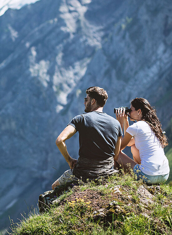 Zwei Wanderer geniessen die Landschaft.