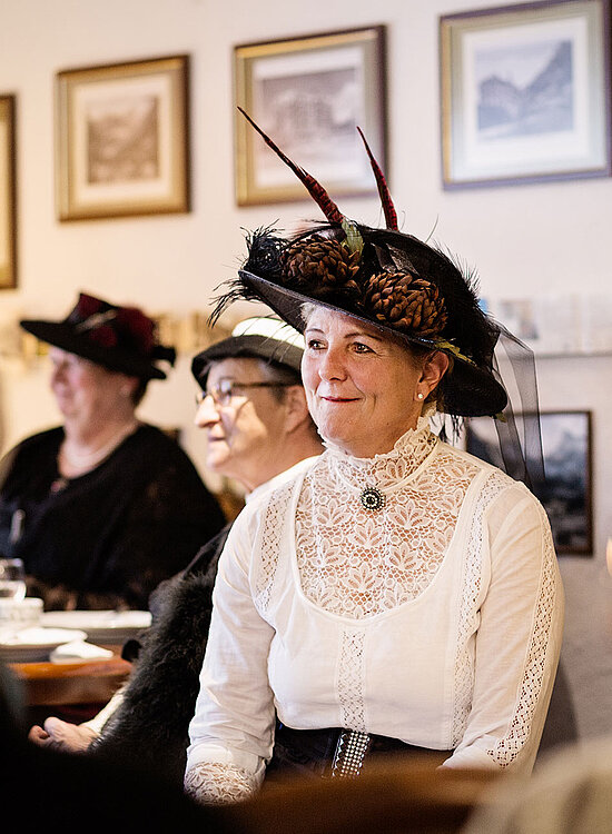 Diverse Personen in einem Restaurant