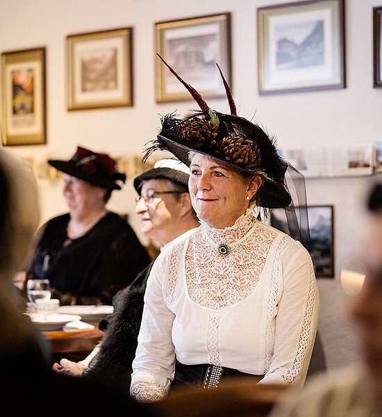 Diverse Personen in einem Restaurant