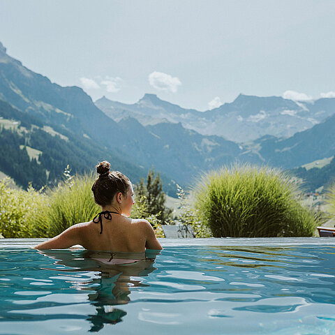 Frau im Aussenpool im Sommer