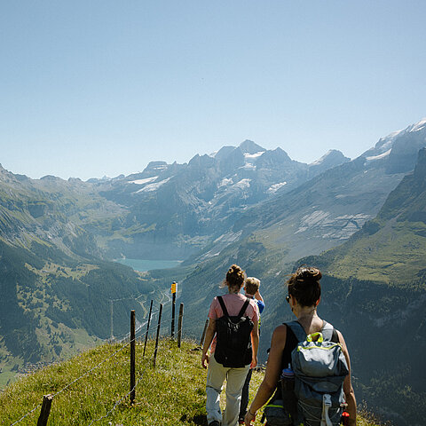 Drei Personen am Wandern