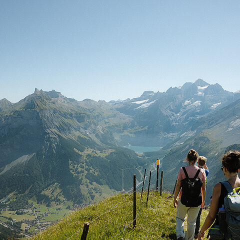 Drei Personen am Wandern