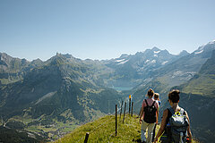 Drei Personen am Wandern