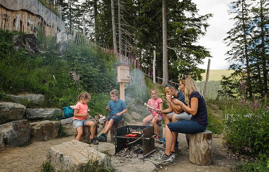 Familie beim Grillen