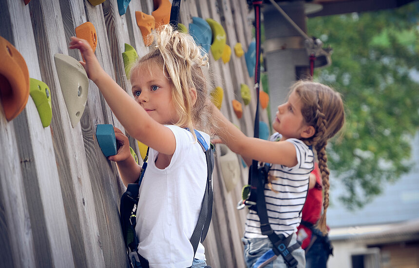 Kinder an Kletterwand