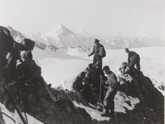  Schweizerische Forstschulstudenten auf dem Gspal-tenhorn, Blick nach Süden über den Kanderfirn auf das Bietschhorn, 14.7.1943 